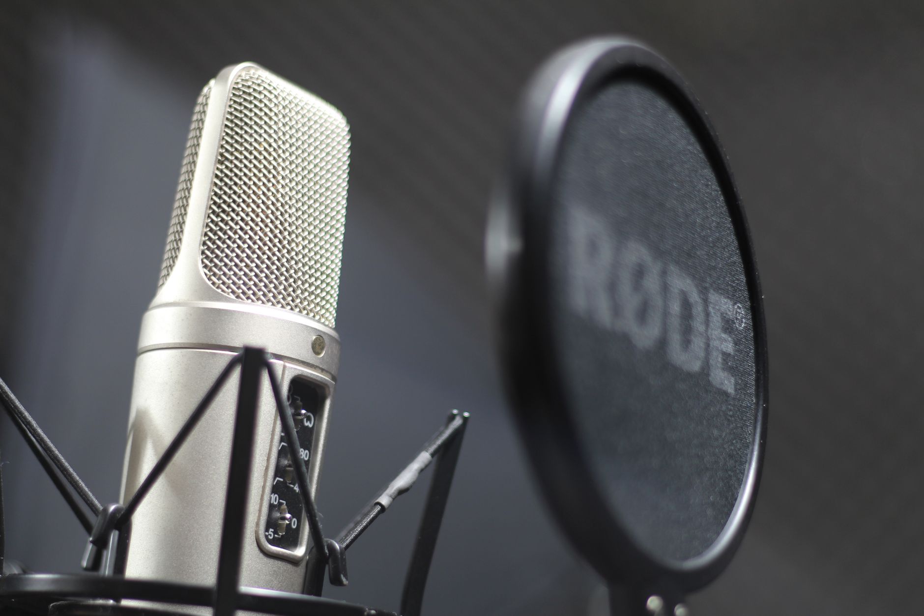 German voiceover and dubbing services for training videos marketing films and e-learning
